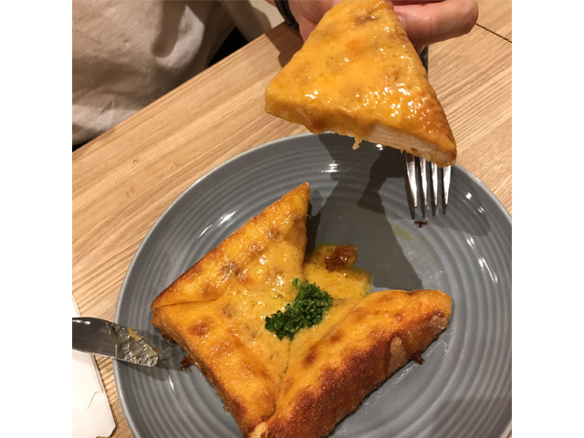黄色いチーズトースト(ペリカンカフェのメニュー)